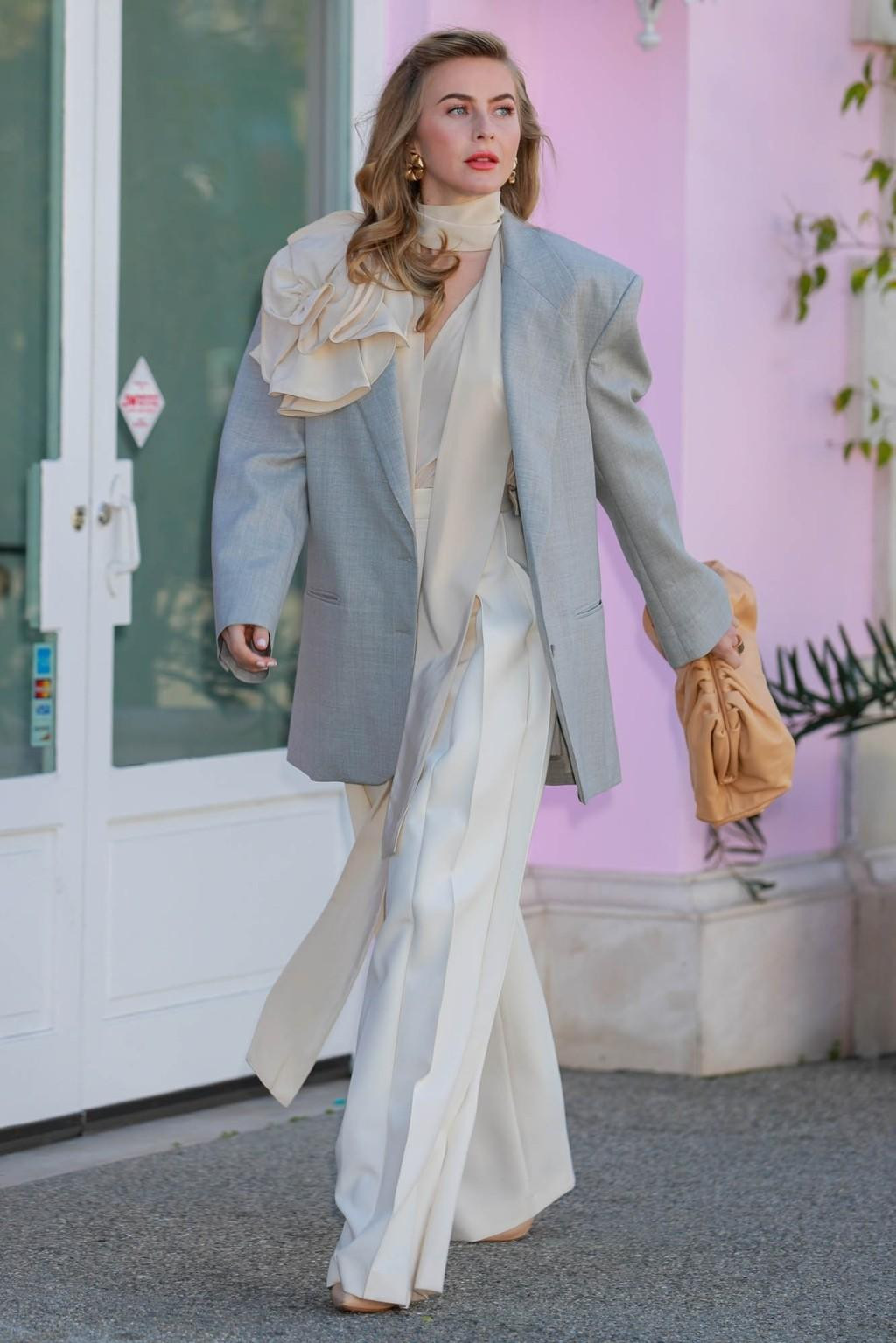 Nữ vũ công Julianne Hough gây ấn tượng với phong cách thời trang thanh lịch, thời thượng trên phố.