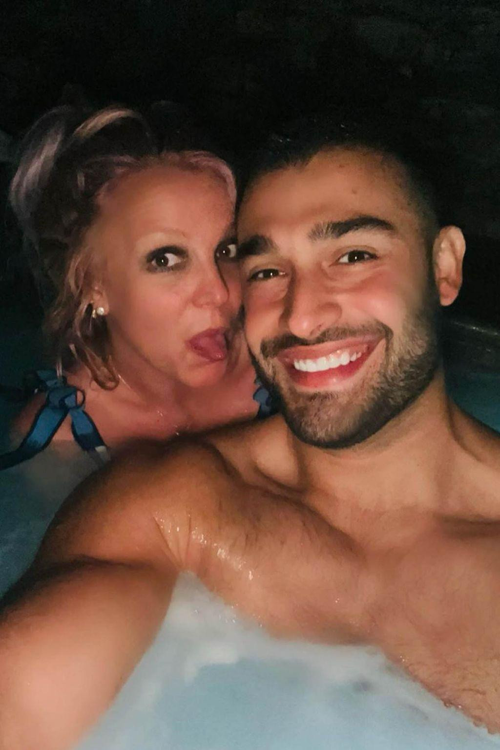 Britney Spears và vị hôn phu kém 13 tuổi Sam Asghari tắm chung trong chuyến du lịch riêng tư.