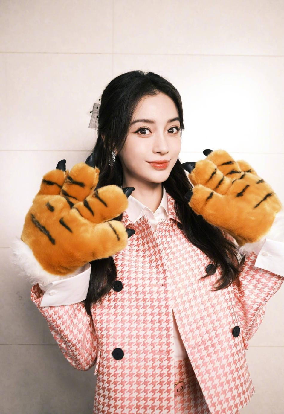 Theo truyền thông Trung Quốc, AngelaBaby và Huỳnh Hiểu Minh chưa nói chuyện ly hôn với con trai Bọt Biển Nhỏ vì sợ ảnh hưởng đến tâm lý con. Dù không còn là vợ chồng, họ vẫn cùng nhau chăm sóc con trai.