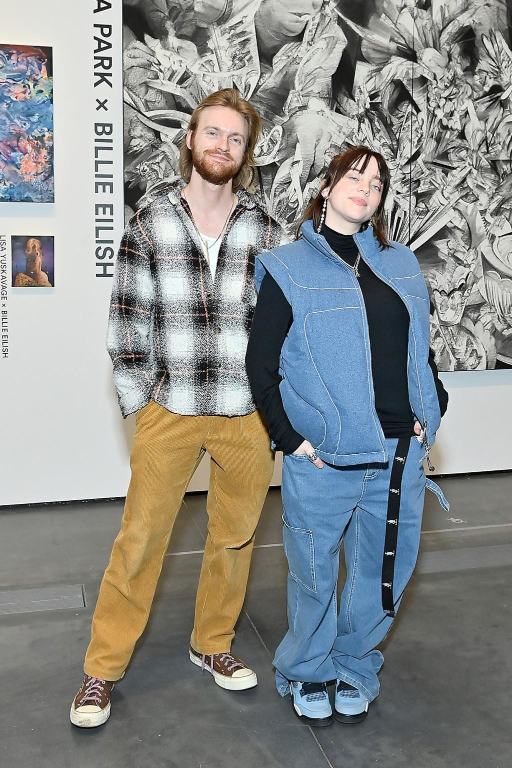 Billie Eilish và anh trai cùng cha khác mẹ Finneas chụp ảnh trong phòng trưng bày nghệ thuật ở Los Angeles.