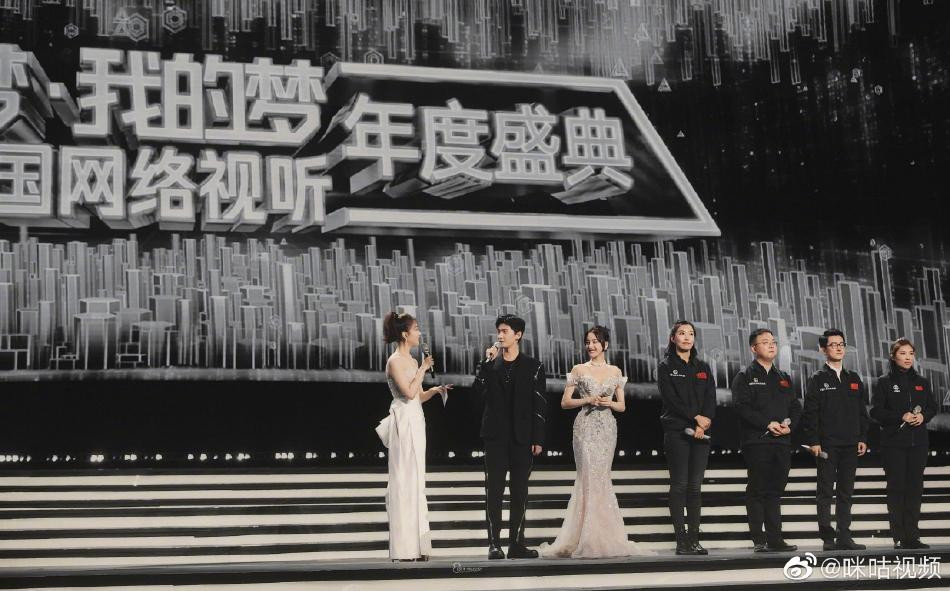 Mới đây, Địch Lệ Nhiệt Ba và Dương Dương cùng xuất hiện trên một sân khấu trong chương trình tri ân lực lượng hàng không vũ trụ vào cuối năm Tân Sửu 2021.