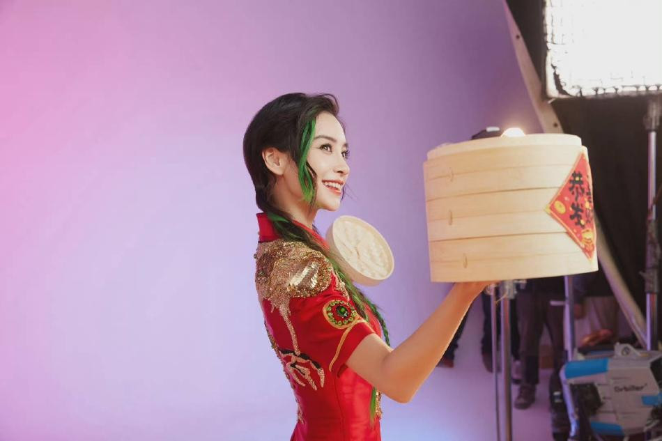 Chỉ nhìn ảnh, khó có thể tin AngelaBaby đã 33 tuổi và là mẹ trẻ con. Nhiều dân mạng nhận xét, cô chỉ như mới ngoài đôi mươi.