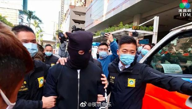 Tỷ phú họ Trần bị che kín đầu, áp giải lên xe cảnh sát. Tỷ phú họ Trần bị che kín đầu, áp giải lên xe cảnh sát.