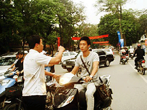 CSGT hóa trang kết hợp công khai chặn xe vi phạm tại Hà Nội trước đây