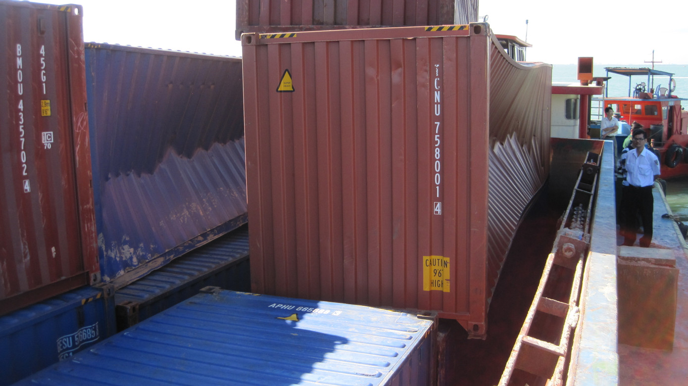 Vụ đâm va khiến nhiều container bị móp méo