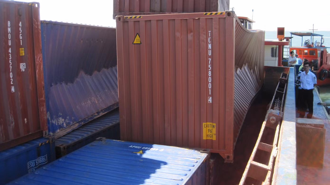 Vụ đâm va khiến nhiều container bị móp méo