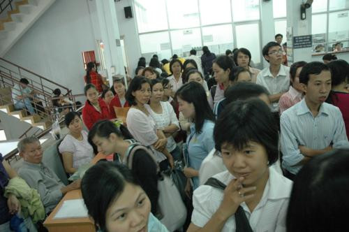 Người của các doanh nghiệp chen chúc chờ mua hóa đơn tại Phòng Quản lý Ấn chỉ - Cục Thuế TPHCM. (Ảnh chụp lúc 1Hồng Thúy. Người của các doanh nghiệp chen chúc chờ mua hóa đơn tại Phòng Quản lý Ấn chỉ - Cục Thuế TPHCM. (Ảnh chụp lúc 1Hồng Thúy