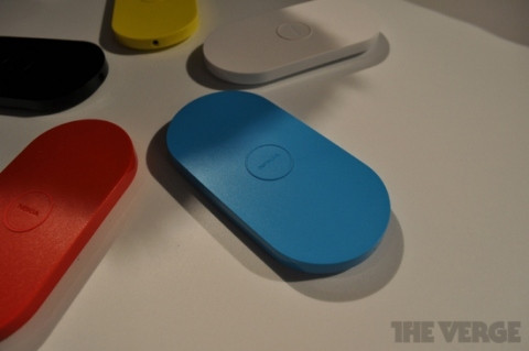 Nhiều mẫu đế sạc không dây tương ứng với các màu tùy chọn của Lumia 820