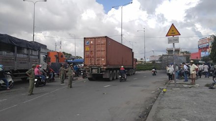 BẢN TIN ATGT: Xe container ôm cua cán chết nam thanh niên ảnh 2