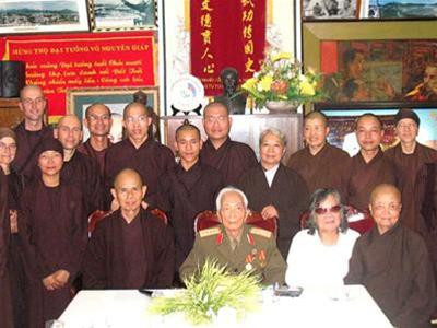 Đại tướng Võ Nguyên Giáp và phu nhân chụp ảnh lưu niệm cùng Thiền sư Thích Nhất Hạnh và các tăng thân làng Mai tại nhà riêng ngày 24/4/2007. Ảnh: Lan Anh
