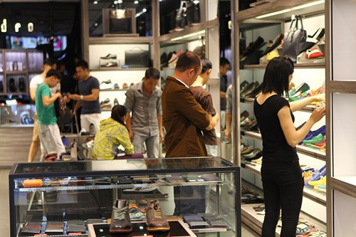 Nhiều nhãn hàng nổi tiếng cũng áp dùng nhiều hình thức khuyến mại phong phú và thu hút người tiêu dùng tham quan, mua sắm. Bài viết: http://news.zing.vn/Hang-giam-gia-ngap-tran-duong-pho-Sai-Gon-post378001.html Nguồn Zing News 