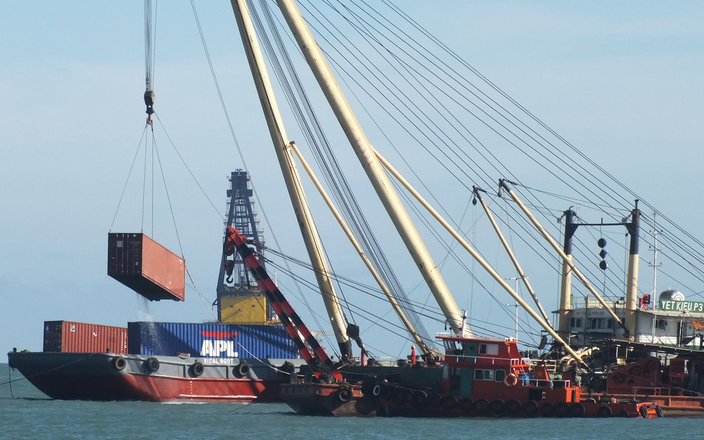 Trục vớt các container chứa oto 