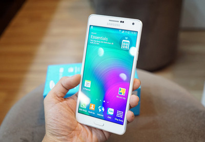 Samsung Galaxy A7 'mình hạc xương mai' ảnh 2