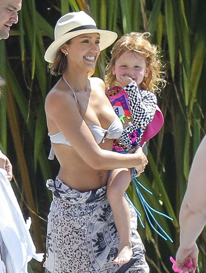 Diện bikini, Jessica Alba 'thiêu cháy' bãi biển với vẻ quyến rũ ảnh 7