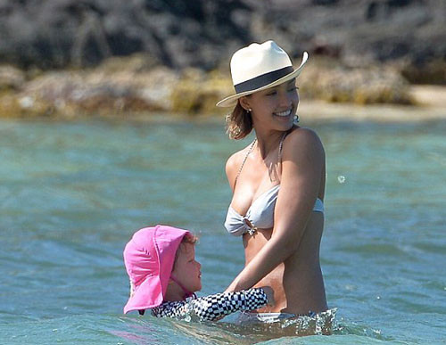 Diện bikini, Jessica Alba 'thiêu cháy' bãi biển với vẻ quyến rũ ảnh 8