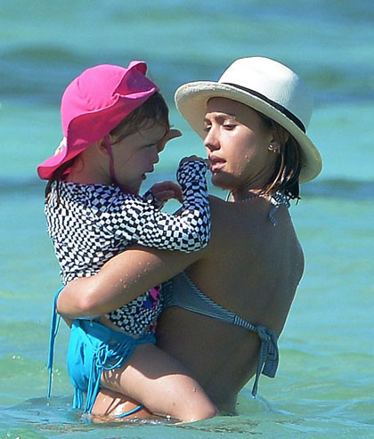 Diện bikini, Jessica Alba 'thiêu cháy' bãi biển với vẻ quyến rũ ảnh 11