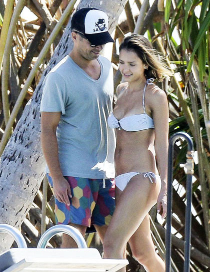 Diện bikini, Jessica Alba 'thiêu cháy' bãi biển với vẻ quyến rũ ảnh 6