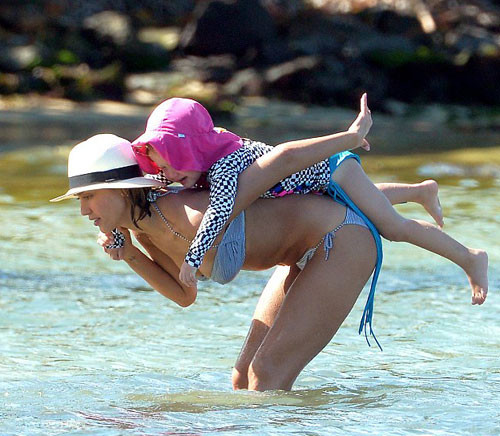 Diện bikini, Jessica Alba 'thiêu cháy' bãi biển với vẻ quyến rũ ảnh 10