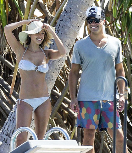 Diện bikini, Jessica Alba 'thiêu cháy' bãi biển với vẻ quyến rũ ảnh 4