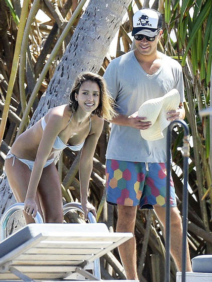 Diện bikini, Jessica Alba 'thiêu cháy' bãi biển với vẻ quyến rũ ảnh 5