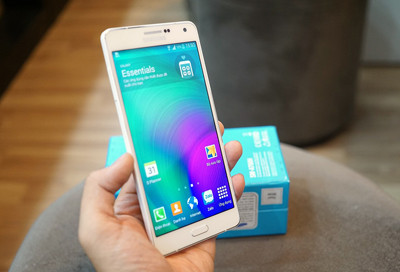 Samsung Galaxy A7 'mình hạc xương mai' ảnh 1