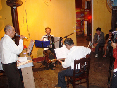 MC, ca sĩ ban nhạc - cụ Hoàng Vũ hát hay, dẫn chương trình giỏi và đa tài với nhiều nhạc cụ. Ảnh: Nguyễn Huy. MC, ca sĩ ban nhạc - cụ Hoàng Vũ hát hay, dẫn chương trình giỏi và đa tài với nhiều nhạc cụ. Ảnh: Nguyễn Huy