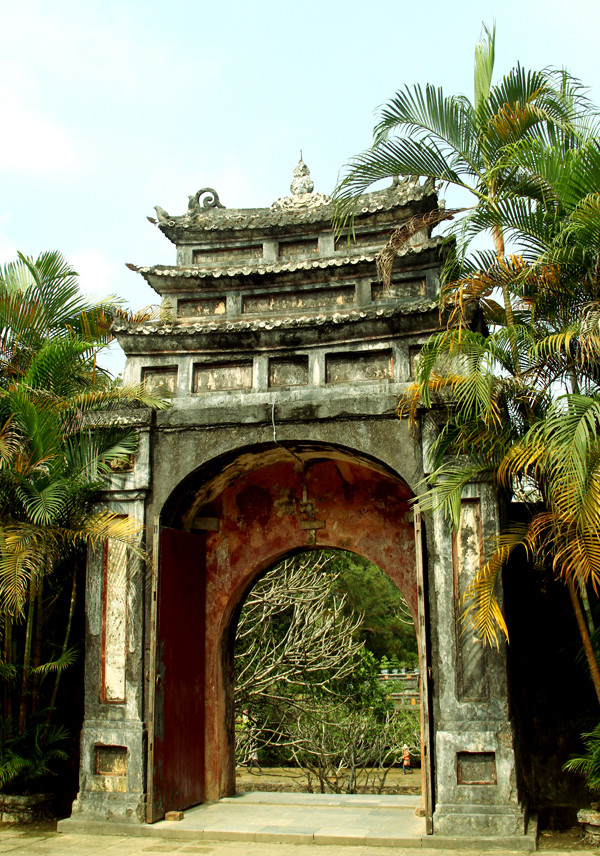 Hoằng Trạch môn. Qua cửa này với mười bảy bậc đá Thanh xuống thì đến ba cái cầu xây song song nối Phụng Thần sơn với Tam Tài sơn