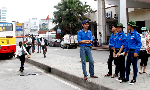 Lưc lượng tình nguyện viên dược bố trí tại nhiều điểm để sẵn sàng giúp đỡ thí sinh và người nhà
