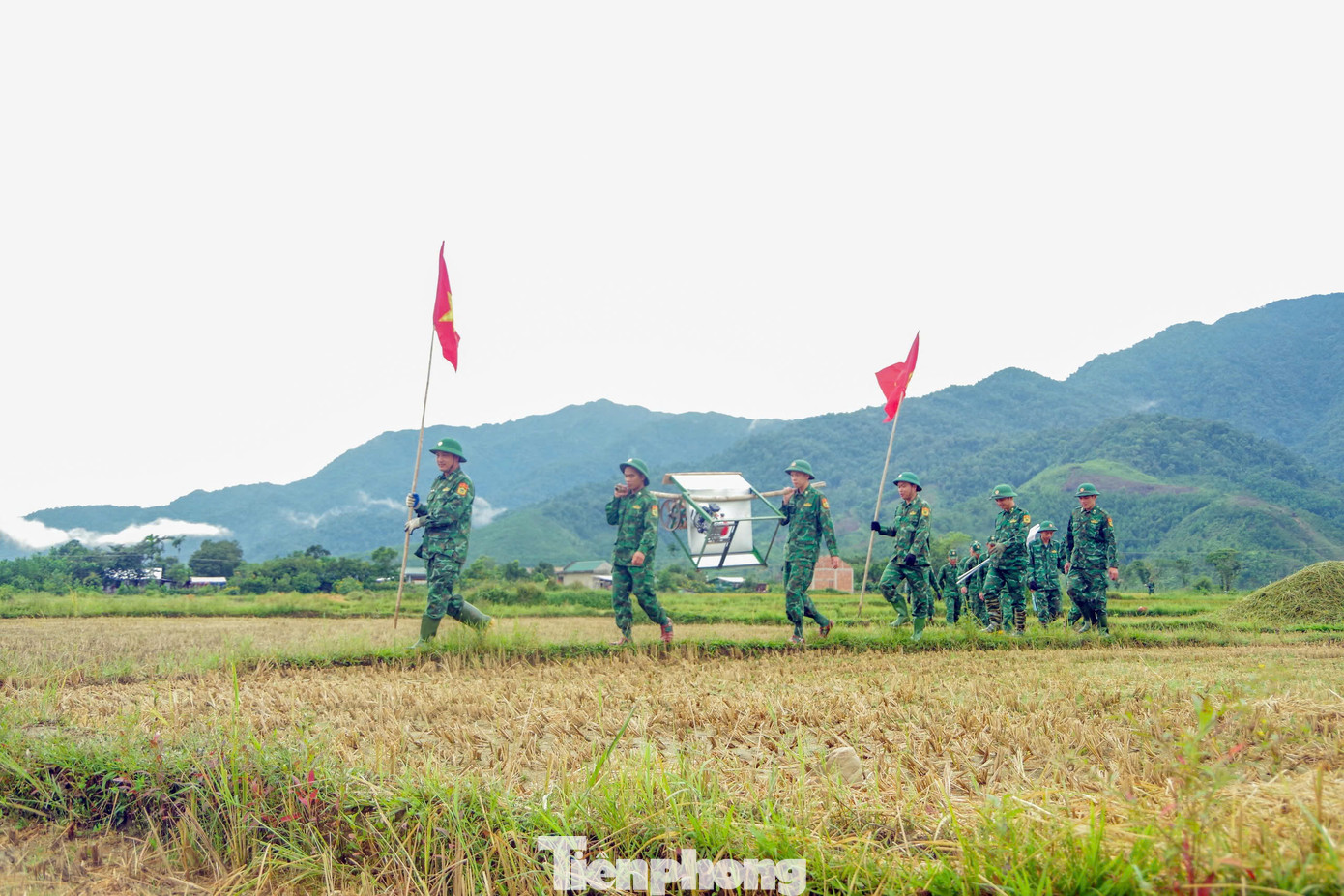Đa số diện tích trồng lúa của người dân ở biên giới nằm ở thung lũng, địa hình hiểm trở nên không thể đưa máy nông nghiệp vào để thu hoạch. Chính vì vậy, người dân vẫn thu hoạch lúa thủ công.