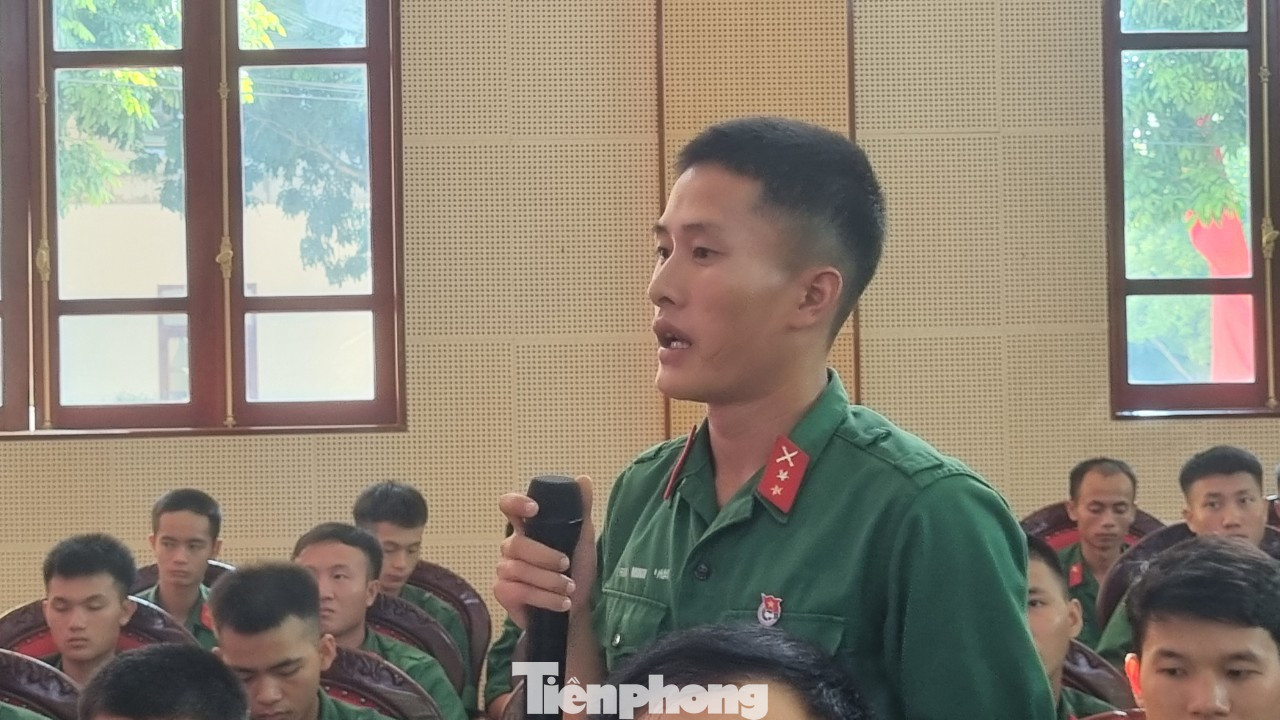 Binh nhất Trần Minh Thảo chia sẻ câu chuyện giúp dân ở thôn Làng Nủ.