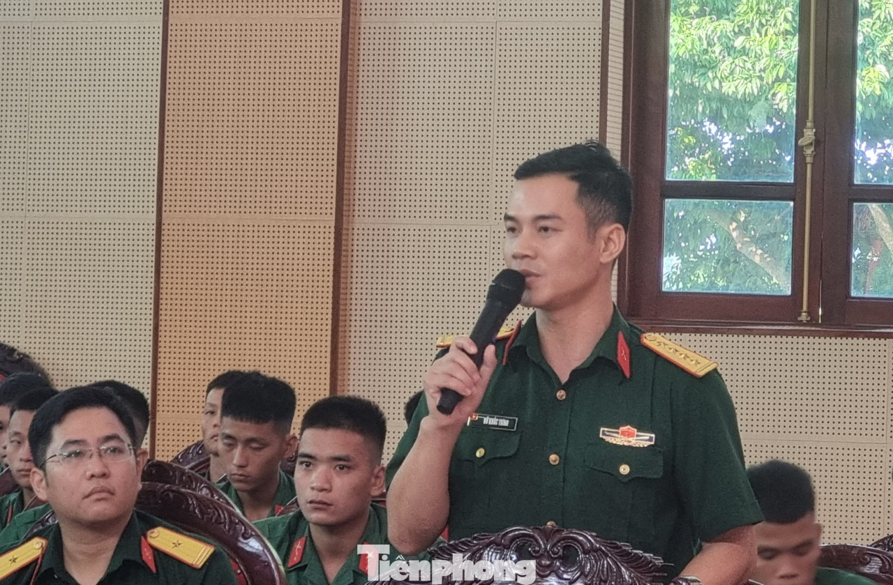 Đại úy Đỗ Khắc Trình phát biểu tham luận.