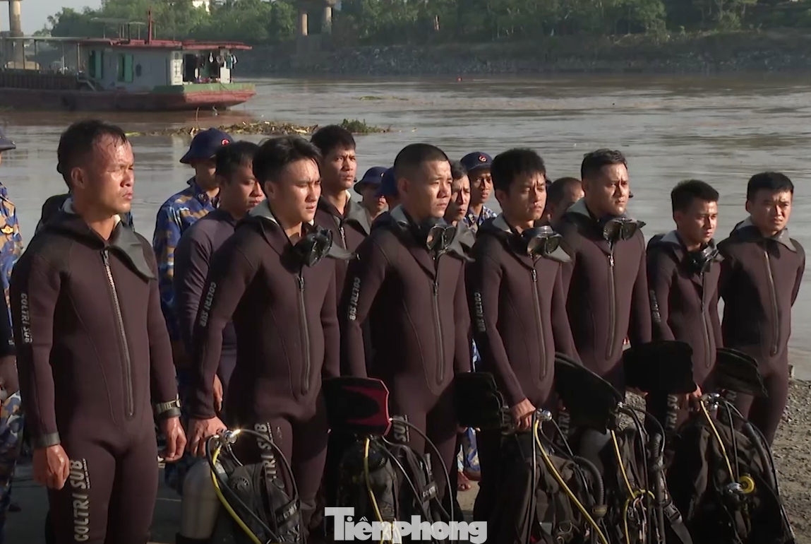 Ngoài ra, lính Công binh phối hợp với cán bộ, chiến sĩ đặc công Lữ đoàn Đặc công 126 (Quân chủng Hải quân) tìm kiếm người mất tích tại cầu Phong Châu.