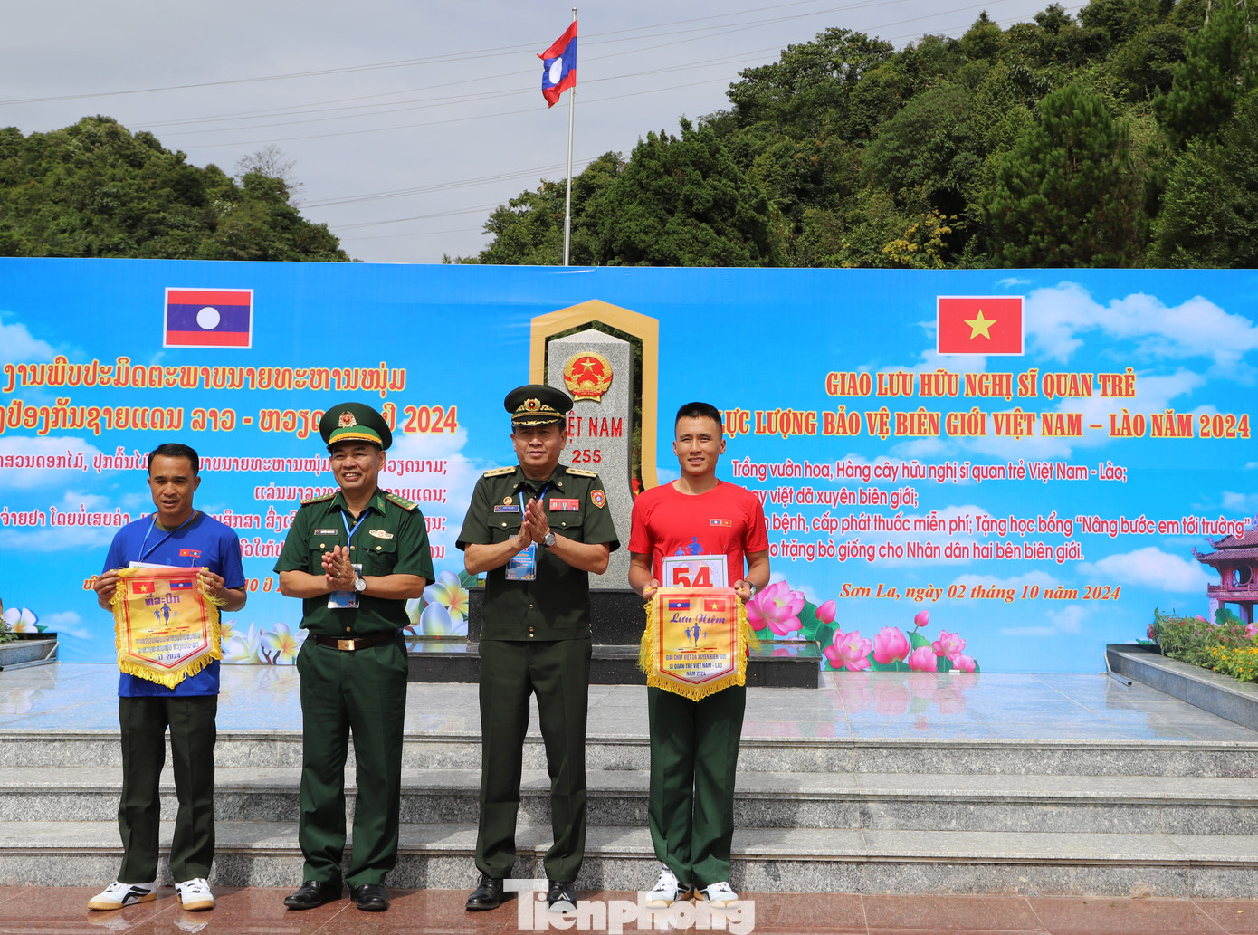 Ban Tổ chức chương trình tặng cờ lưu niệm cho các đội tham gia chạy việt dã xuyên biên giới. Ban Tổ chức chương trình tặng cờ lưu niệm cho các đội tham gia chạy việt dã xuyên biên giới.