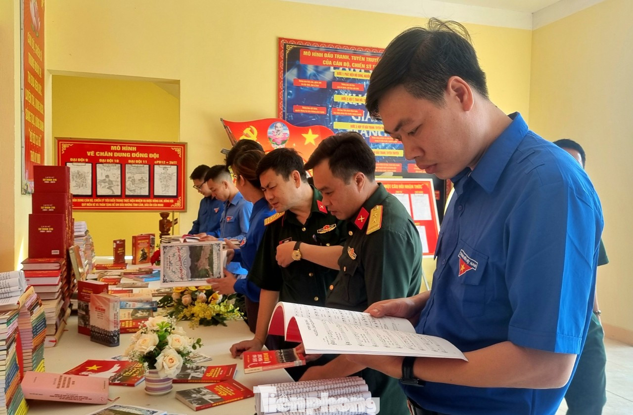 Các đại biểu tham quan khu trưng bày các tài liệu về Sư đoàn 316.