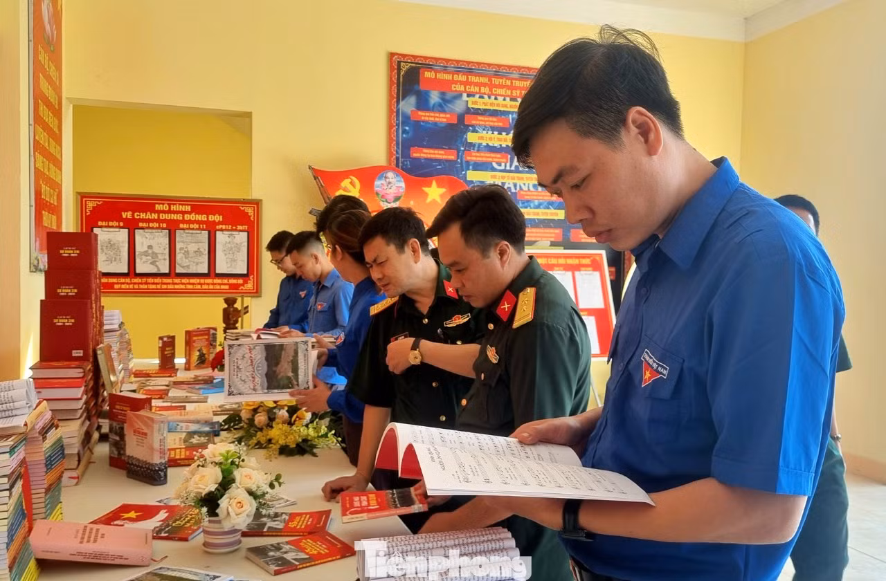 Các đại biểu tham quan khu trưng bày các tài liệu về Sư đoàn 316.