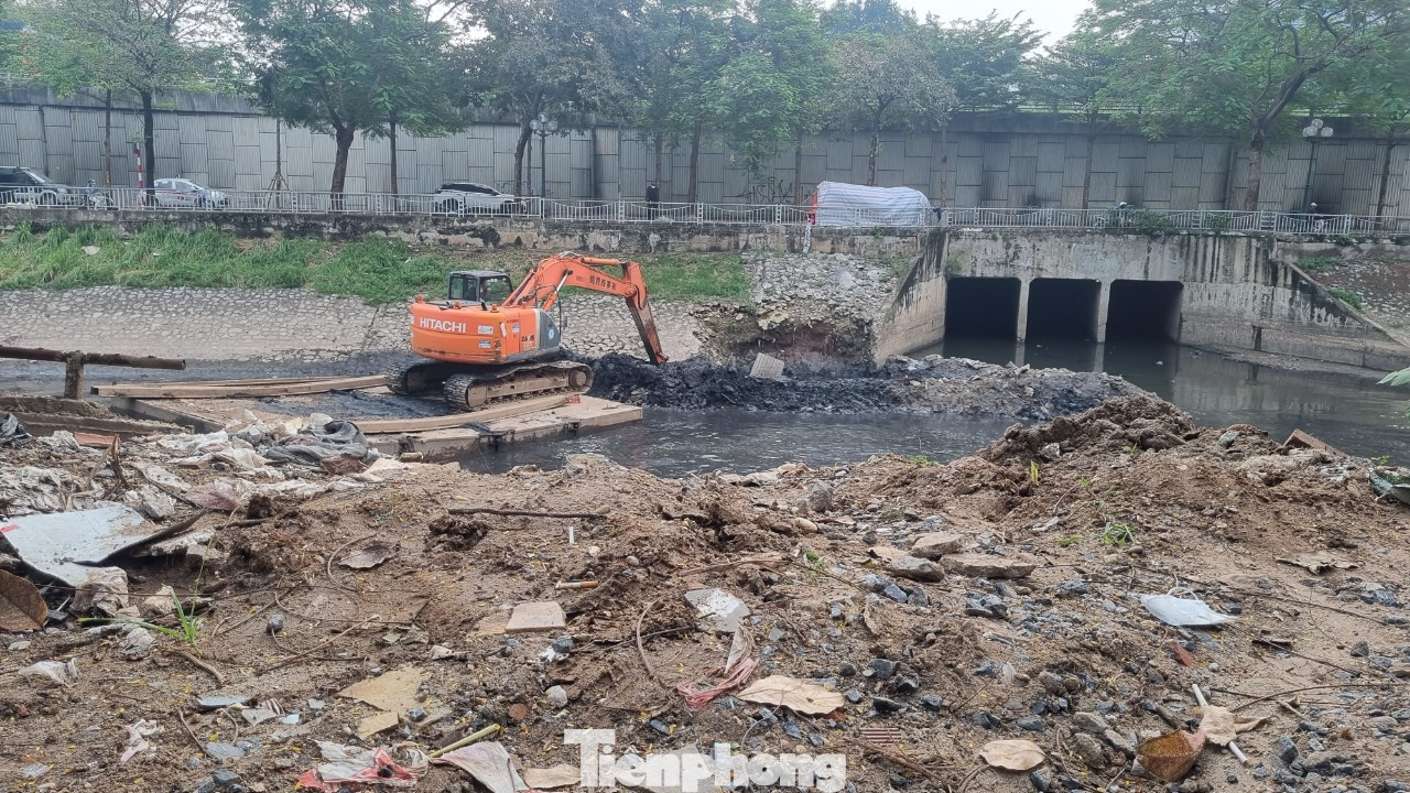 Quan sát hiện trường cho thấy, phía bờ sông đối diện, có một số máy móc đang thi công. Bờ sông phía phố Quan Hoa không có bất kỳ hoạt động xây dựng nào. Quan sát hiện trường cho thấy, phía bờ sông đối diện, có một số máy móc đang thi công. Bờ sông phía phố Quan Hoa không có bất kỳ hoạt động xây dựng nào.