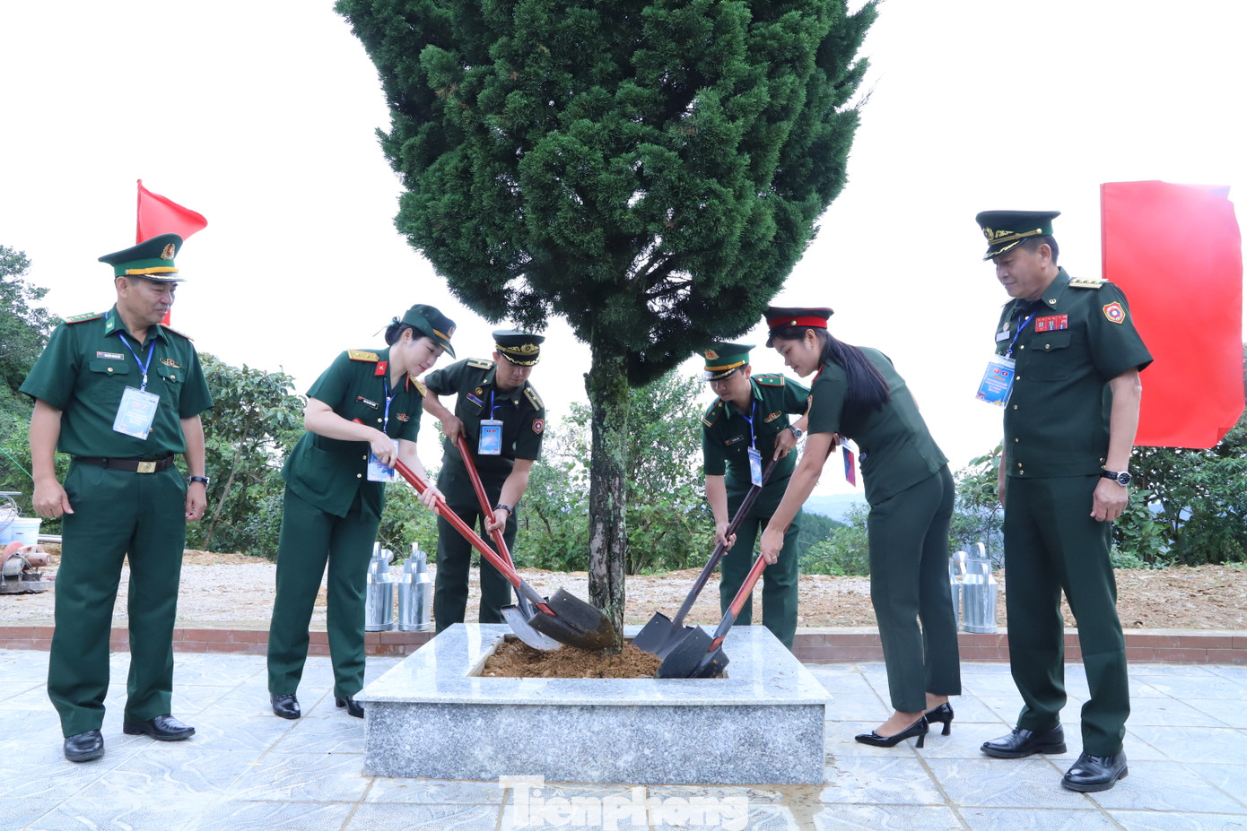 Đội ngũ sĩ quan trẻ hai bên trồng cây hữu nghị tại cửa khẩu Lóng Sập. Đội ngũ sĩ quan trẻ hai bên trồng cây hữu nghị tại cửa khẩu Lóng Sập.