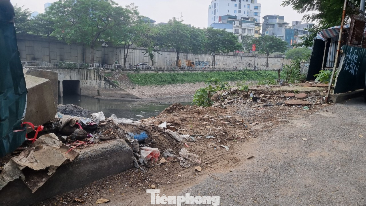 Sau khi dừng thi công, các đơn vị này không lắp đặt lại lan can, hoặc làm rào ngăn tạm. Trong khi, công trường đầy sắt thép han rỉ, gây nguy hiểm cho người đi đường và cư dân sống trên con phố này. Được biết, công trình này thuộc hạng mục xây dựng cống bao cho sông Tô Lịch. Nhà thầu thi công là Công ty TEKKEN (Nhật Bản). Sau khi dừng thi công, các đơn vị này không lắp đặt lại lan can, hoặc làm rào ngăn tạm. Trong khi, công trường đầy sắt thép han rỉ, gây nguy hiểm cho người đi đường và cư dân sống trên con phố này. Được biết, công trình này thuộc hạng mục xây dựng cống bao cho sông Tô Lịch. Nhà thầu thi công là Công ty TEKKEN (Nhật Bản).