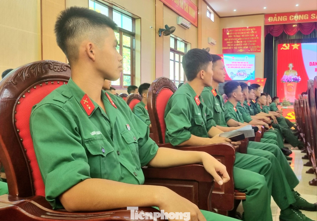 Chiến sĩ Sư đoàn 316 tham dự toạ đàm.