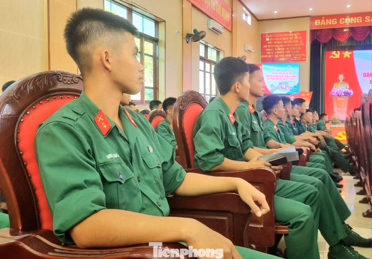 Chiến sĩ Sư đoàn 316 tham dự toạ đàm.
