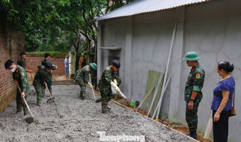 Chiến sĩ Công binh không quản vất vả đến các thôn giúp nhân dân khắc phục cơ sở hạ tầng, góp sức giúp người dân ổn định cuộc sống.
