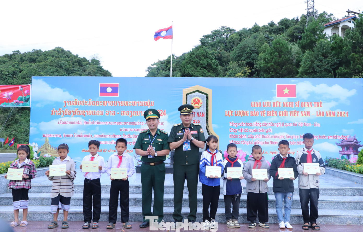 Đại tá Nguyễn Thanh Hải và Đại tá Ăm-phăn Xay-nha-sụ-băt trao học bổng cho các em học sinh nghèo hai bên biên giới. Đại tá Nguyễn Thanh Hải và Đại tá Ăm-phăn Xay-nha-sụ-băt trao học bổng cho các em học sinh nghèo hai bên biên giới.