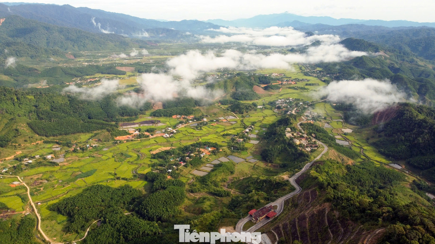 Đa số diện tích trồng lúa của người dân ở biên giới nằm ở thung lũng, địa hình hiểm trở nên không thể đưa máy nông nghiệp vào để thu hoạch. Chính vì vậy, người dân vẫn thu hoạch lúa thủ công.