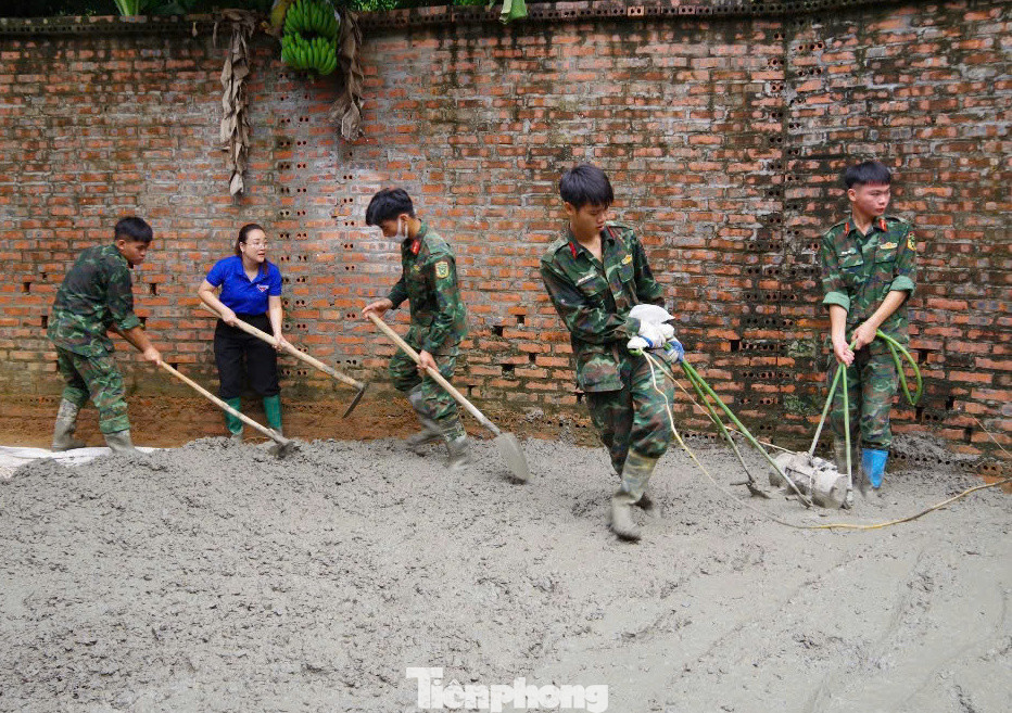 Tại các địa phương có đường giao thông hư hỏng, vào những ngày cuối tuần, Lữ đoàn Công binh 249 điều máy móc, thiết bị giúp dân sửa chữa đường giao thông.