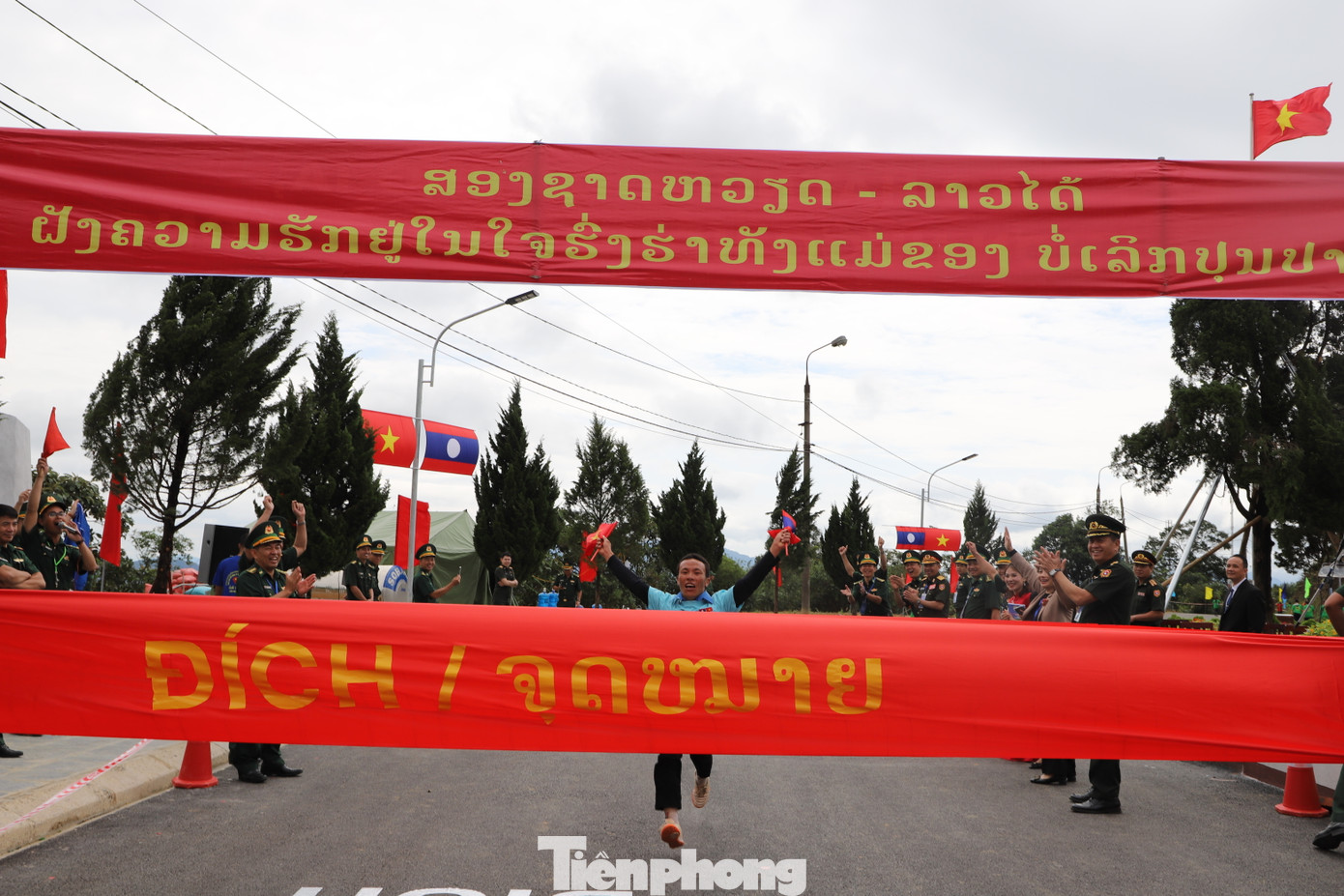 Vận động viên là sĩ quan trẻ, đoàn viên thanh niên hai bên biên giới tham gia chạy việt dã xuyên biên giới. Vận động viên là sĩ quan trẻ, đoàn viên thanh niên hai bên biên giới tham gia chạy việt dã xuyên biên giới.