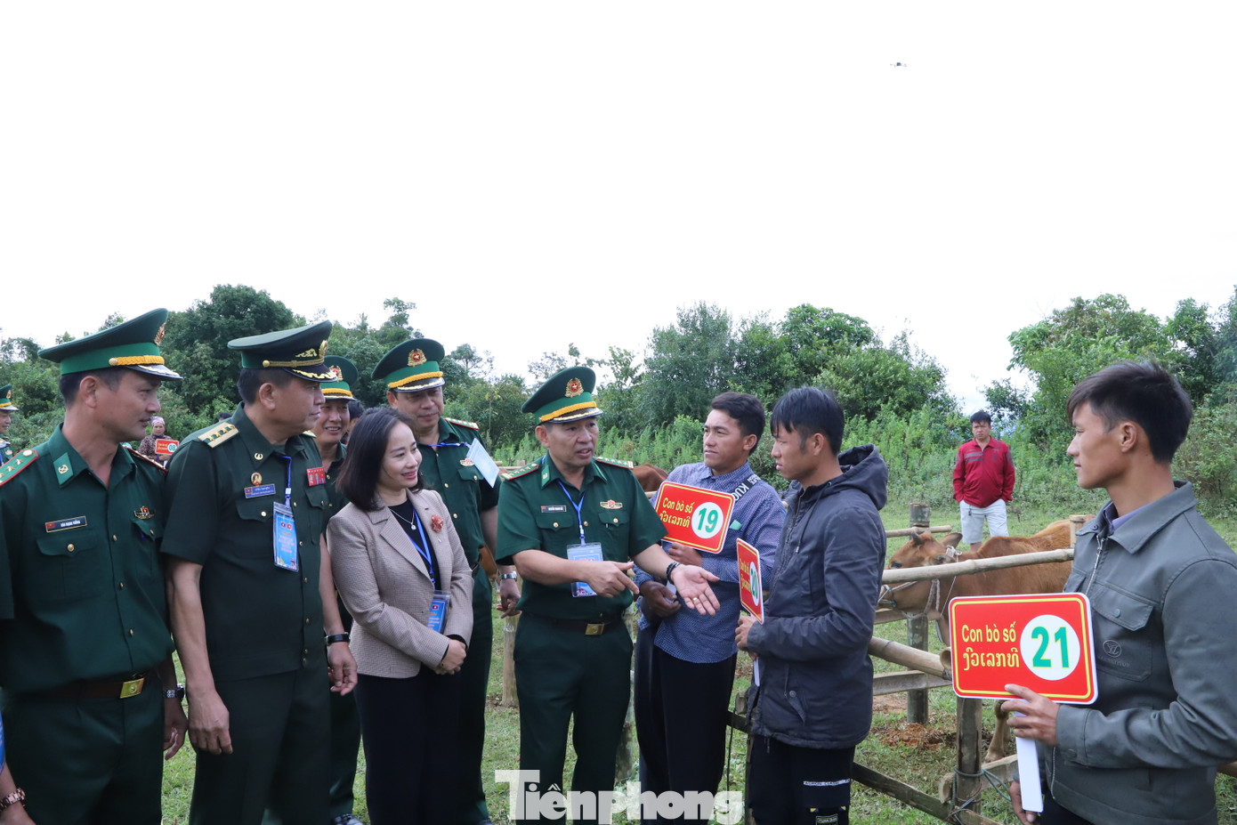 Người dân phấn khởi tham gia bốc thăm chọn bò giống. Người dân phấn khởi tham gia bốc thăm chọn bò giống.