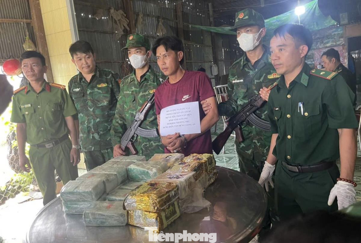 Đoàn Đặc nhiệm phòng, chống ma túy và tội phạm miền Nam, Cục Phòng chống ma túy và tội phạm BĐBP bắt đối tượng vận chuyển 25kg ma túy tổng hợp. Đoàn Đặc nhiệm phòng, chống ma túy và tội phạm miền Nam, Cục Phòng chống ma túy và tội phạm BĐBP bắt đối tượng vận chuyển 25kg ma túy tổng hợp.