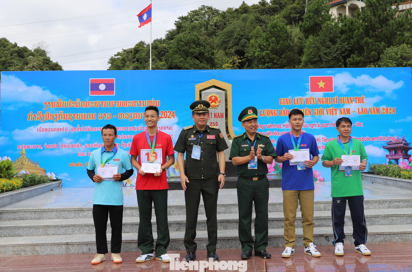 Ban tổ chức trao giải thưởng cho các vận động viên đạt giải nhất trong cuộc thi chạy việt dã xuyên biên giới. Ban tổ chức trao giải thưởng cho các vận động viên đạt giải nhất trong cuộc thi chạy việt dã xuyên biên giới.