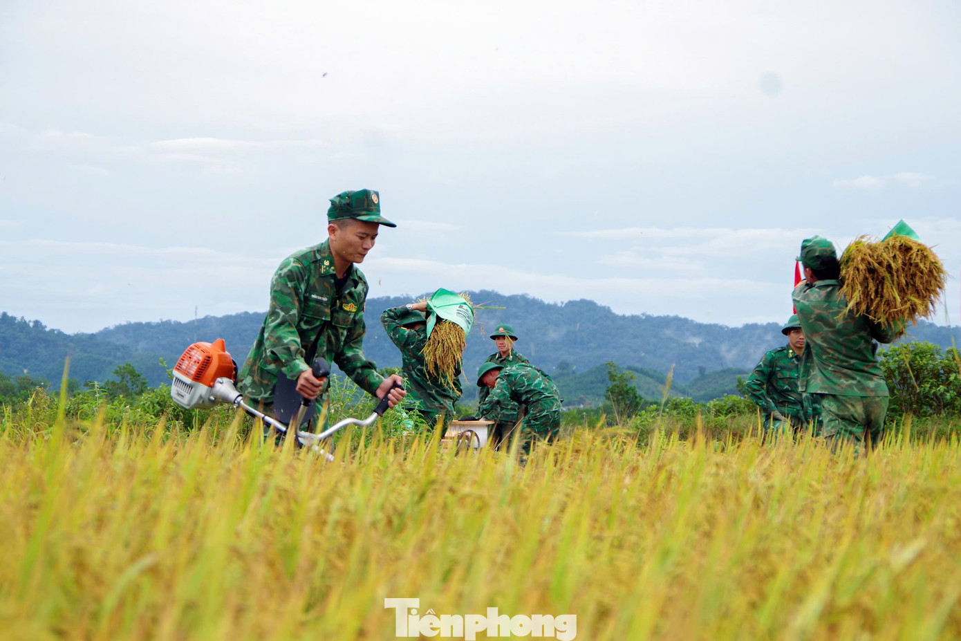 Cùng với đó, thời tiết biên giới diễn ra thất thường, thường xảy ra mưa giông kéo dài gây ngập úng ruộng đồng.