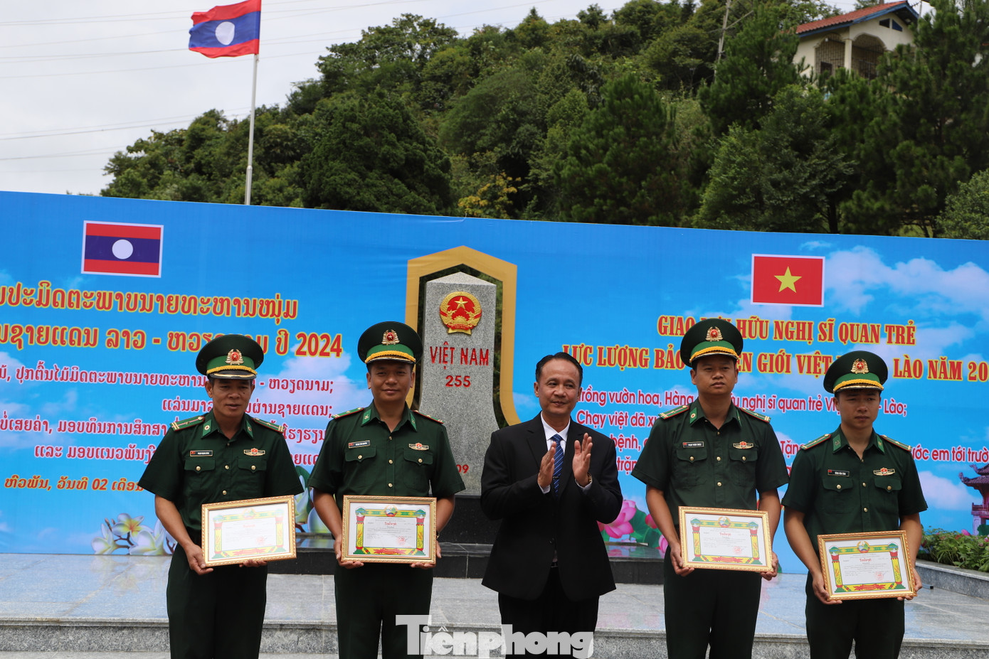 Đại diện chính quyền huyện Sốp Bâu trao tặng giấy khen cho 4 quân nhân Bộ đội Biên phòng Sơn La. Đại diện chính quyền huyện Sốp Bâu trao tặng giấy khen cho 4 quân nhân Bộ đội Biên phòng Sơn La.